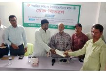 মহেশখালীতে সামাজিক বনায়নের ৩৬ উপকারভোগীকে চেক বিতরণ